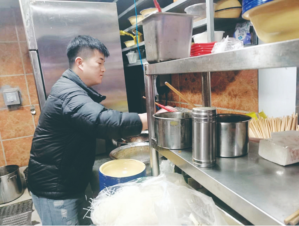 大學生楊毅，在老蔣面館打小面調料。