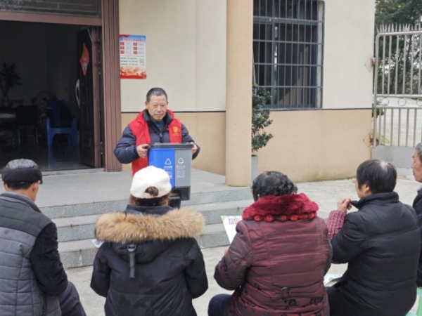 吕荣武正在组织小院居民学习如何垃圾分类。界石镇供图
