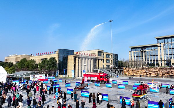 市民在都梁广场观看消防用途无人机进行喷水灭火表演。熊伟摄