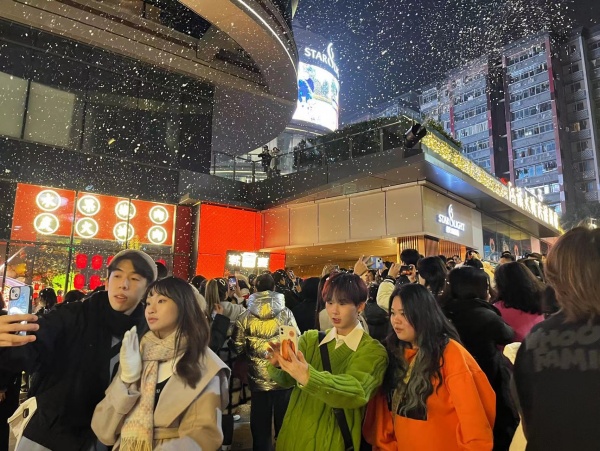 游客在“下雪”的“星桂坊”街區拍照留影。蔣海濤攝