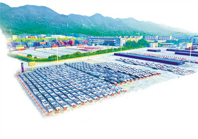 重庆汽车整车进口口岸停满了来自全国各地的新能源汽车，即将搭乘中欧班列远销海外。（资料图片）通讯员 郭晋 摄/视觉重庆