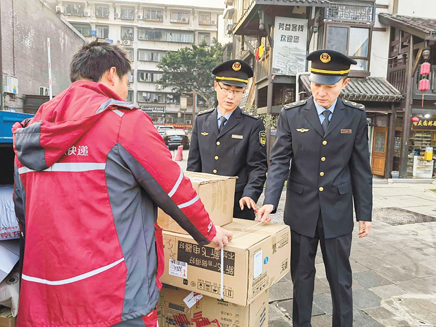 十二月二十六日，磁器口街道综合行政执法大队队员正在劝离快递小哥，实行柔性执法。记者 罗芸 摄\视觉重庆