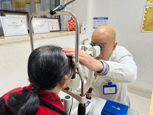 陈伯凡为患者检查眼部情况。重庆普瑞眼科医院供图