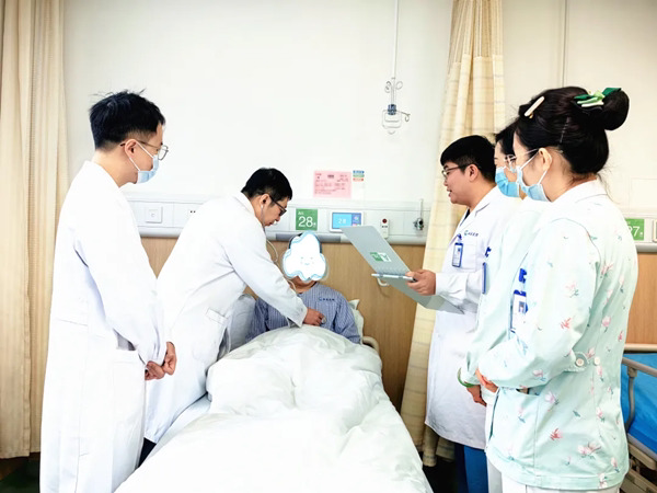 李炜（左二）及团队查房。重庆西区医院供图