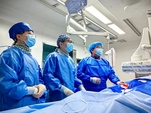李炜（中）团队介入手术中。重庆西区医院供图