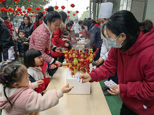 “廟會”上的特色美食吸引孩子們的關注。羽裳路社區供圖