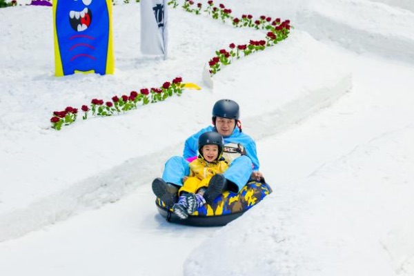 游客感受冰雪運動的魅力。重慶熱雪奇跡供圖