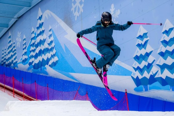 专业滑雪爱好者展示滑雪技巧。重庆热雪奇迹供图