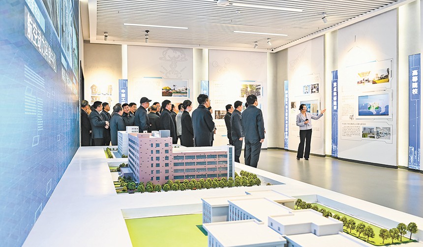 12月28日，四川省绵阳市，重庆市党政代表团考察中国（绵阳）科技城创新馆。记者 齐岚森 摄/视觉重庆