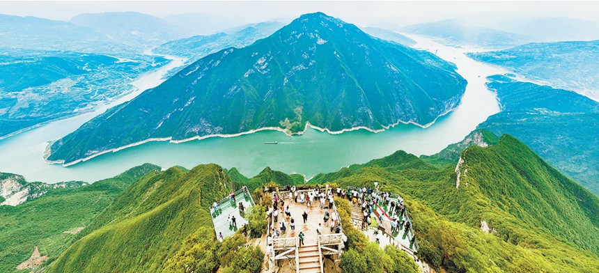 5月26日，奉节县三峡之巅景区，游客在观景平台欣赏雄伟的三峡风光。记者 谢智强 摄/视觉重庆