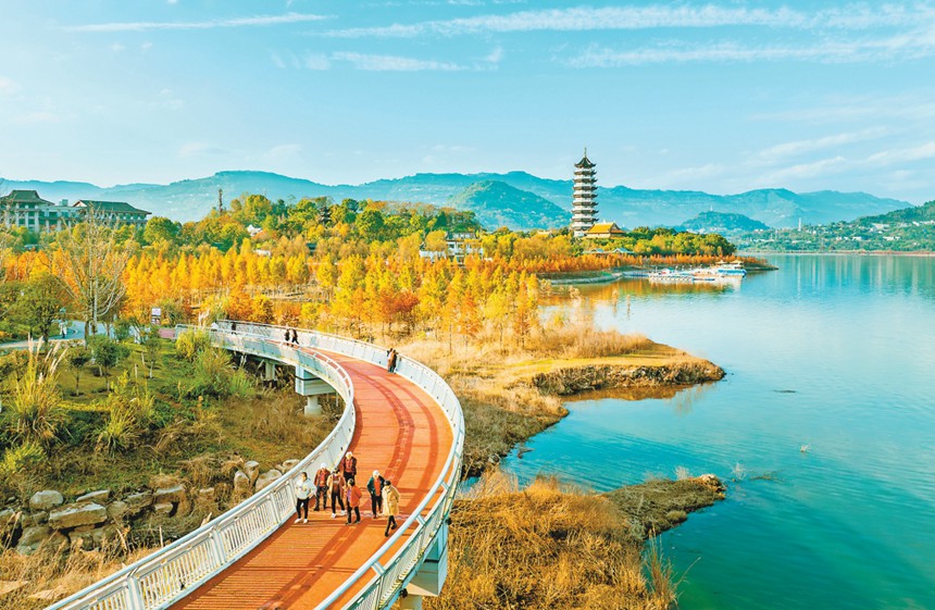 12月13日，开州区举子园，蓝天、彩林、碧水相映成景。通讯员 王晓宇 摄/视觉重庆