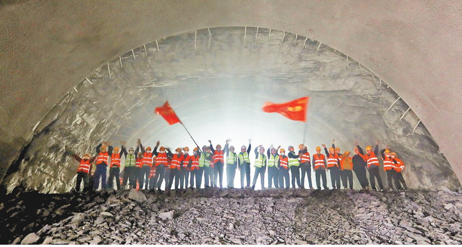 一年来，我市加速推进重大项目建设，多个项目完成重要节点施工。  　　图为12月7日，渝湘高铁重庆至黔江段首座万米长隧——桂花园隧道顺利贯通，较计划提前1个月，中铁十一局的建设者在贯通点摇旗庆贺。记者 罗斌 摄/视觉重庆