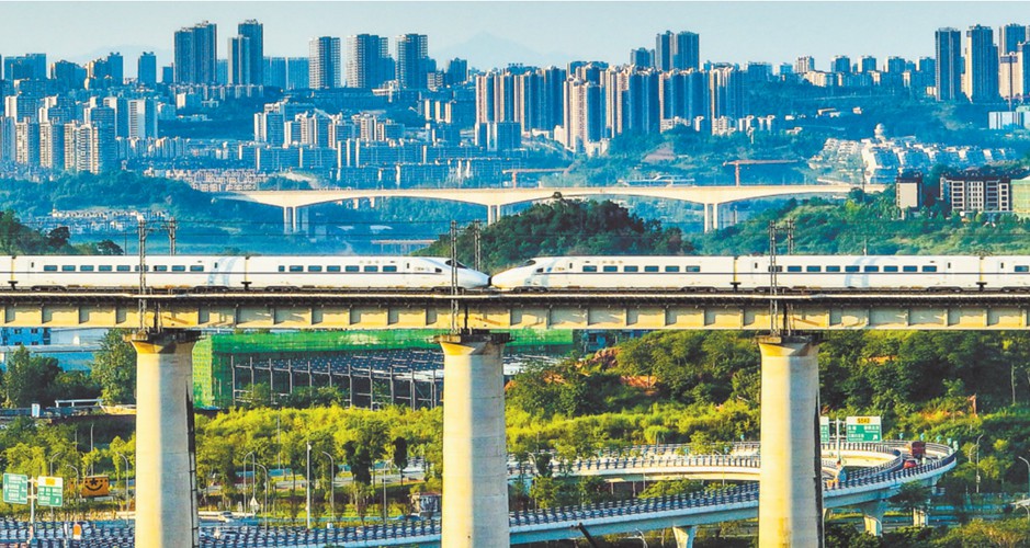 1月28日，重庆市建设成渝地区双城经济圈工作推进大会举行。把双城经济圈建设作为市委“一号工程”和全市工作总抓手总牵引。  　　图为6月25日，一列成渝高铁列车飞速驶过重庆中心城区。记者 龙帆 万难 齐岚森 摄/视觉重庆