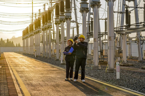 12月27日，国网重庆开州供电公司员工在220千伏镇安变电站开展节前设备测温巡视。安姚鑫摄