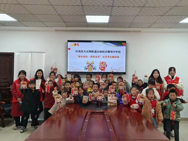 巧手做龍燈。大石壩街道供圖