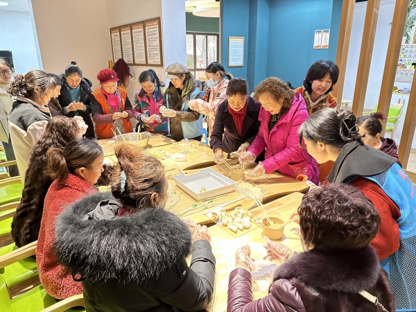 餃香四溢。大石壩街道供圖