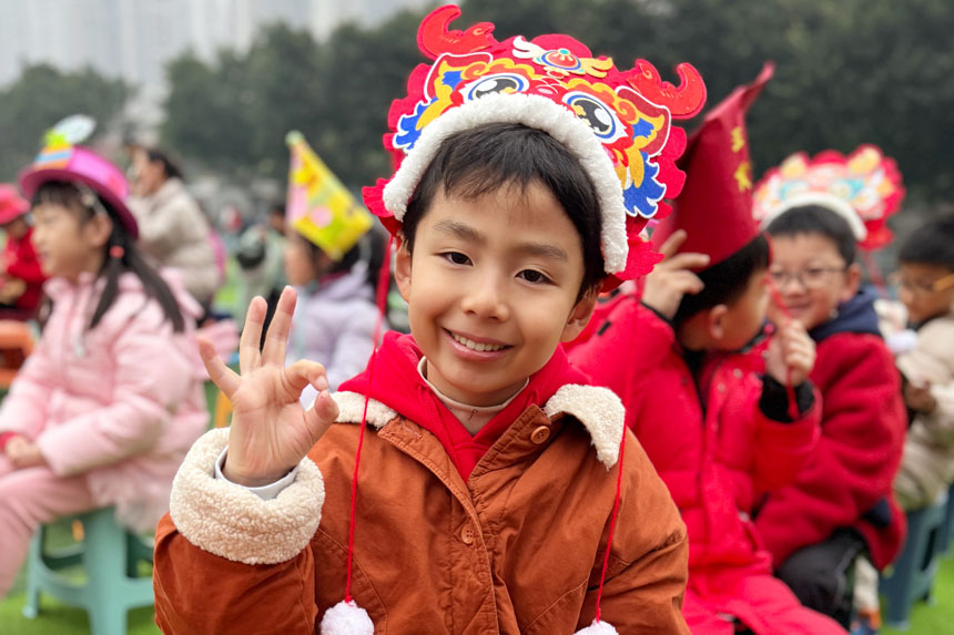 龍頭帽子大受歡迎。魯能巴蜀小學供圖