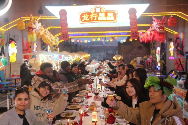 长桌宴现场。景区供图