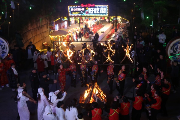 美心红酒小镇开启篝火狂欢 中外游客欢聚迎新年(图1)