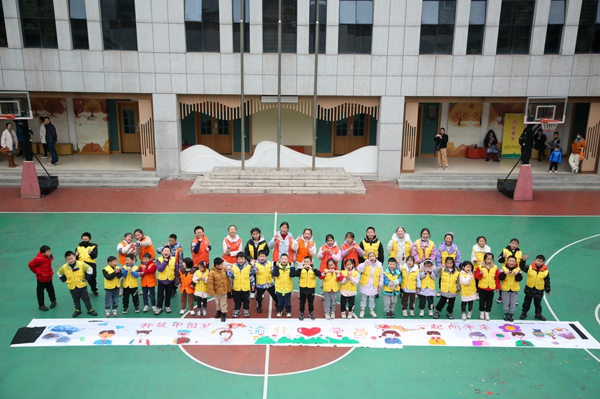 渝北区和荣昌区的青少年们共绘十米长卷。渝北区青少年活动中心供图