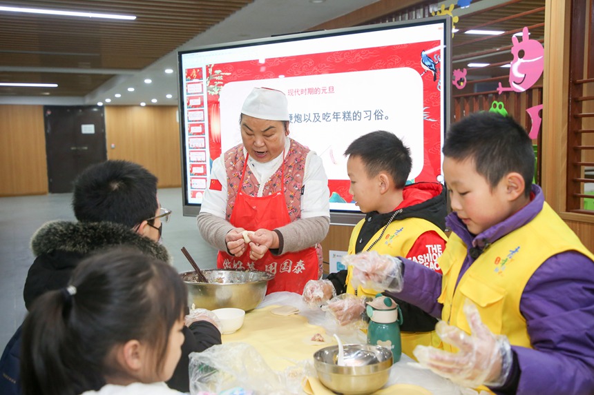 青少年们学习包饺子。渝北区青少年活动中心供图