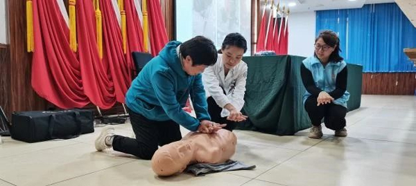 急救技能培训活动现场。重庆松山医院供图