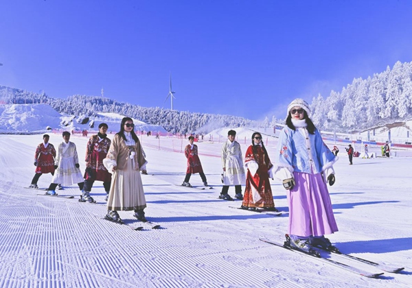 2023年12月23日，在丰都县南天湖冰雪节启动仪式上，汉服爱好者们参加滑雪活动。重庆丰都南天湖国际滑雪场供图