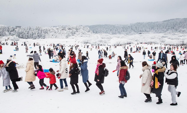 游客在武隆仙女山旅游景区玩雪，畅享冰雪世界。王俊杰摄