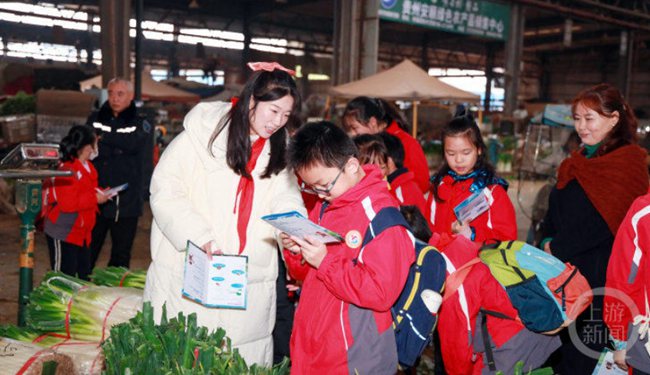 乐鱼体育蔬菜是怎样从产地到餐桌？小学生将课堂搬进农贸城(图1)