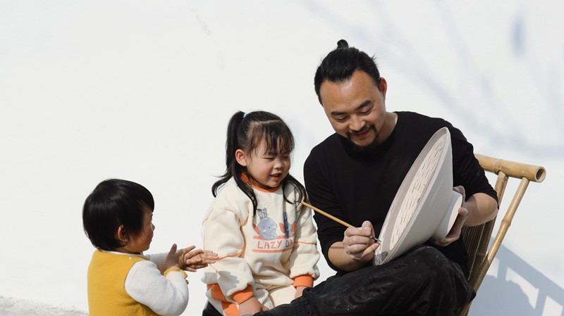 孩童在“缙泉烧”体验陶艺研学文化。丰文街道三河村供图