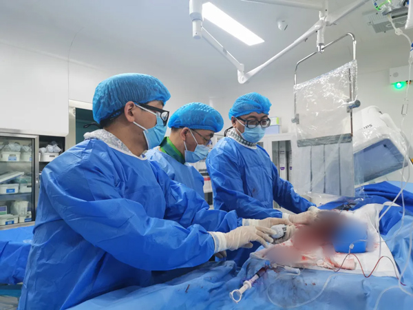 宋明宝（右一）团队手术中。重庆西区医院供图
