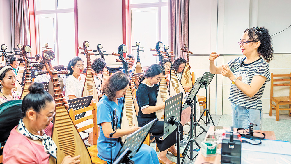 开州区老年大学学员们聚在一起学弹琵琶（摄于2023年9月12日）。通讯员 王晓宇 摄/视觉重庆