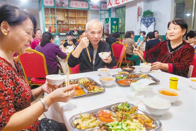 江北区华新街街道大兴社区食堂,就餐的老人们为菜品和味道点赞。(资料图片)记者 崔力 摄/视觉重庆