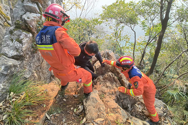 進山營救現場。涪陵區消防救援支隊供圖