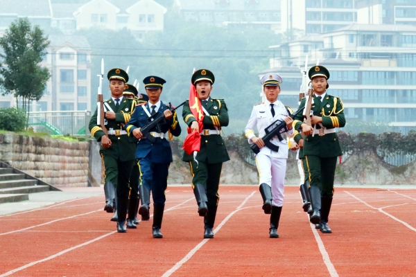 重慶華繡中專學校國旗護衛隊均由十五六歲的學生擔任。永川區教委供圖
