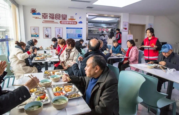 丰都县三合街道平都东路社区老年幸福食堂。王孟举摄