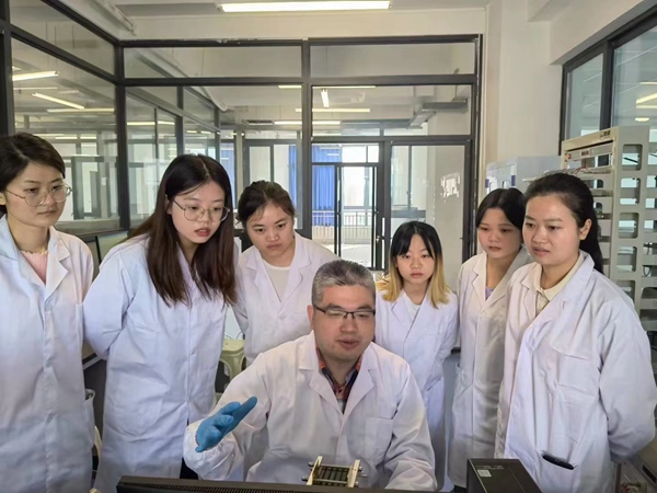 2023年12月，重庆科技大学冶金与材料工程学院青年教师陆世玉博士带领学生开展新型储能器件研究实验。何靖摄