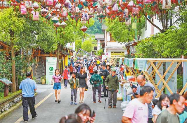 梁平百里竹海景区猎神三巷游客络绎不绝。（本报资料图片）通讯员 熊伟 摄/视觉重庆