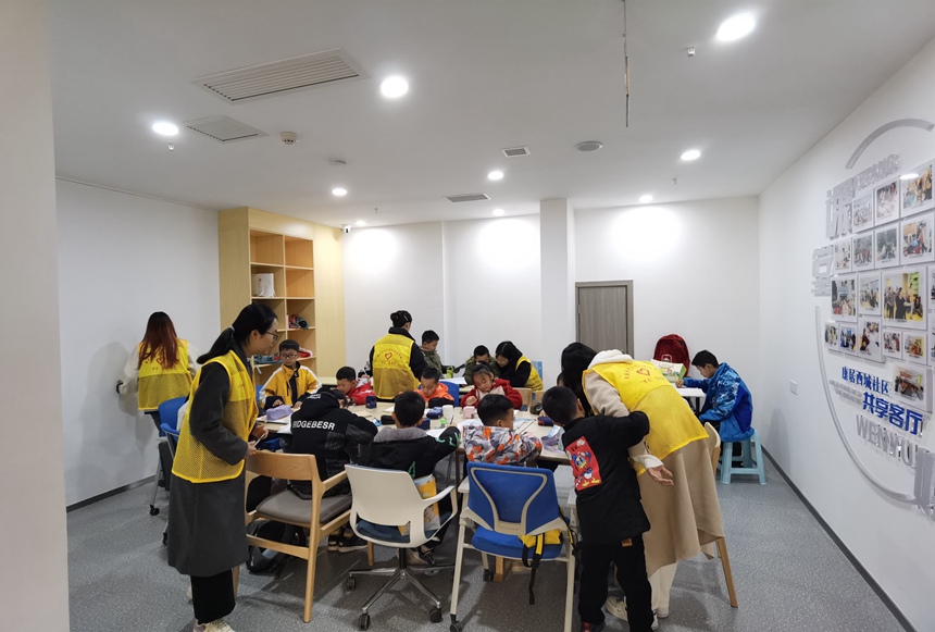 公租房少年儿童在康居西城社区共享客厅读书学习。重庆市公租房管理局供图