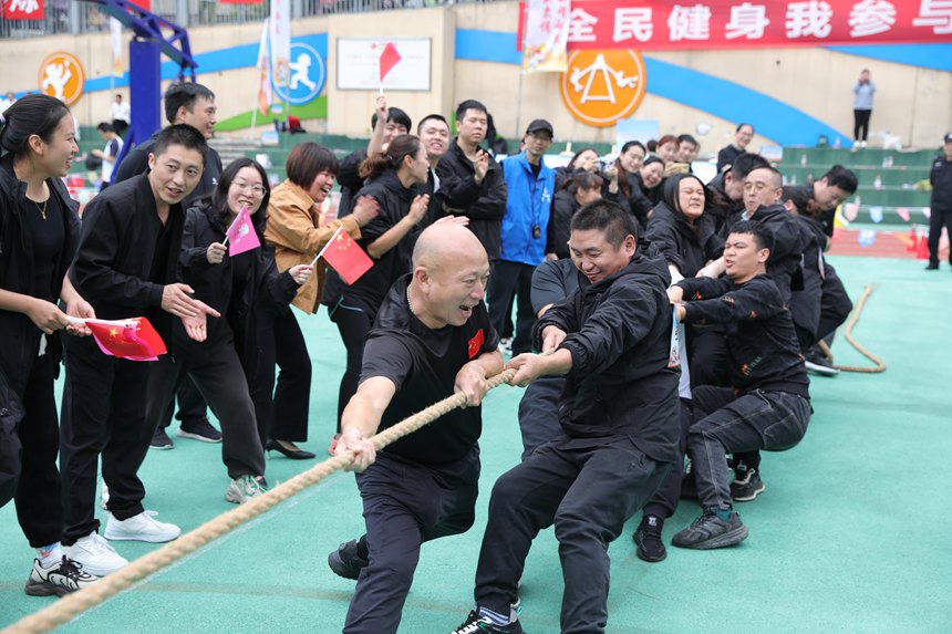 公租房居民在全民健身運動會上享受運動快樂。重慶市公租房管理局供圖