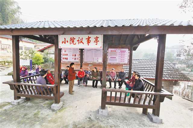 巴南麻柳嘴鎮平橋村張家灣“巴適小院”，村民在小院議事亭聊天議事。通訊員 李攀 攝\視覺重慶