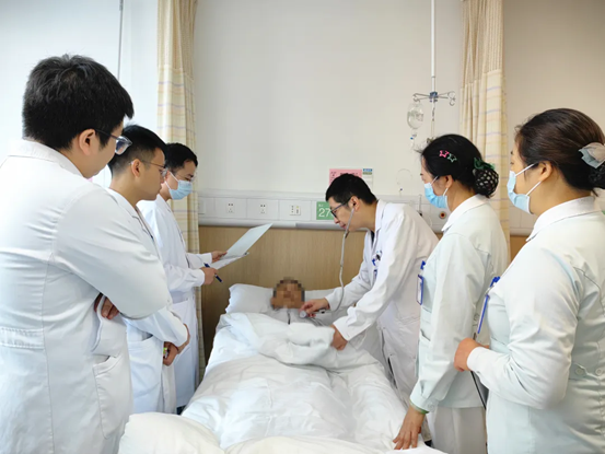 李炜及团队查房。重庆西区医院