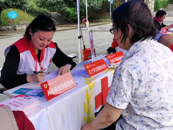 李微到社区为居民开展人体器官捐献科普及咨询。重庆爱尔眼科医院总院供图