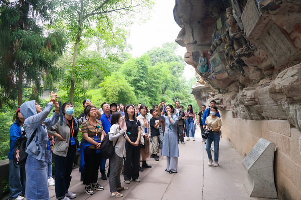 游客参观大足石刻。大足区委宣传部供图