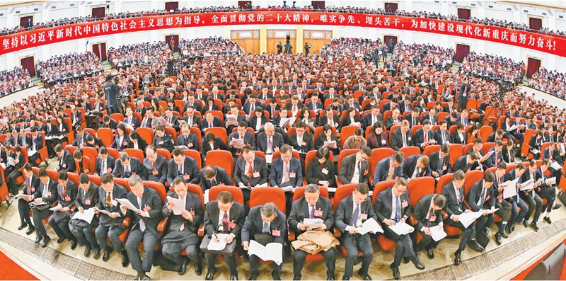 一月二十一日上午，重庆市人民大礼堂，市六届人大二次会议隆重开幕。图为与会代表认真聆听政府工作报告。记者 苏思 摄\视觉重庆
