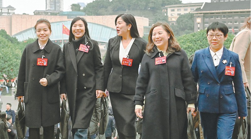 一月二十一日，重庆市人民大礼堂，人大代表们步入会场。记者 齐岚森 摄\视觉重庆