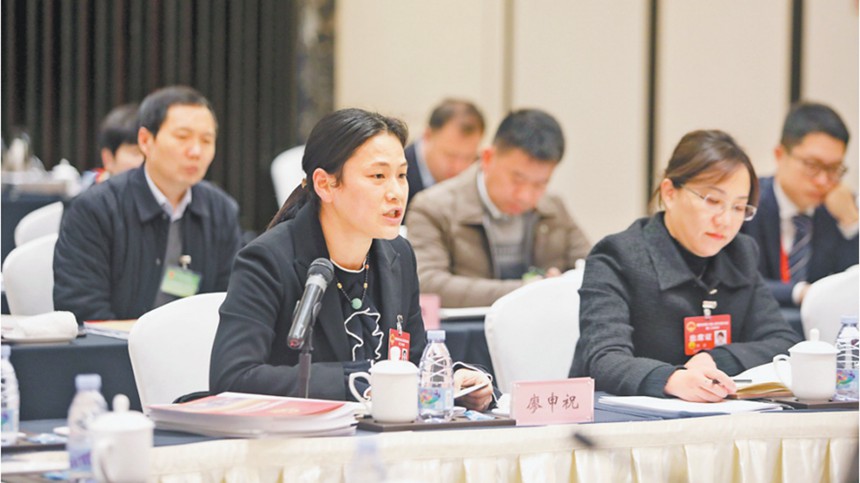 廖申祝代表（前排左一）就加强农产品销售渠道建设，助力乡村振兴提出建议。记者 罗斌 摄/视觉重庆