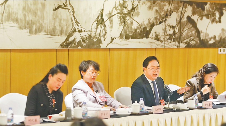 舒茂全代表（右二）就工业园区协同发展提出建议。记者 罗斌 摄/视觉重庆