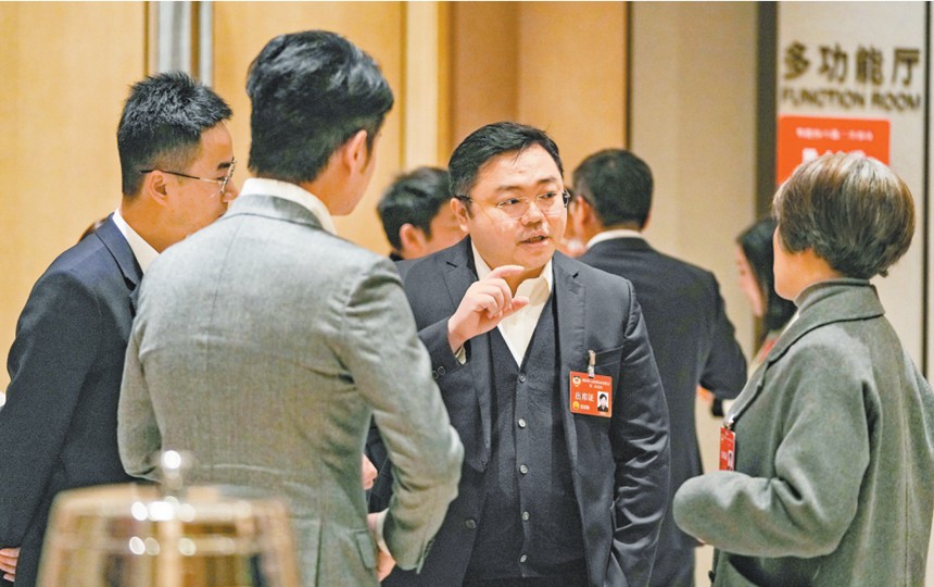 1月22日，市政协委员在会议间隙展开交流讨论。见习记者 李雨恒 摄/视觉重庆