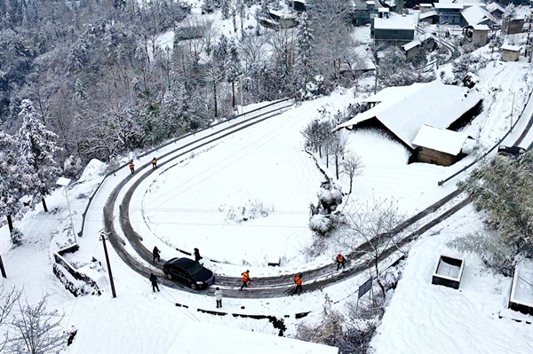 黔江高海拔地区道路出现积雪、结冰现象。黔江区委宣传部供图